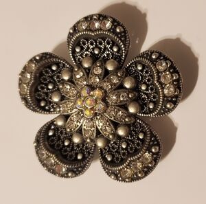 Vintage Elegant Silver Floral Brooch